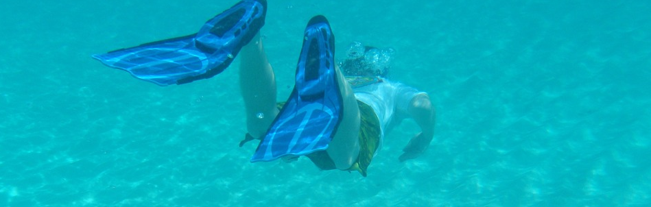 Les bienfaits de nager dans votre piscine avec des palmes