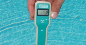 le-ph-metre-pour-analyser-l-eau-de-la-piscine-9640-1200-630